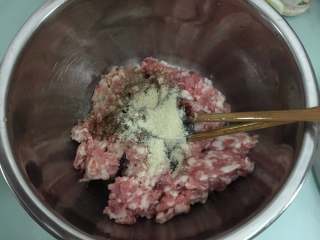 3、蟹粉鲜肉月饼,猪肉泥里加入料油、老抽、蚝油、白胡椒粉、砂糖、盐、鸡粉拌匀