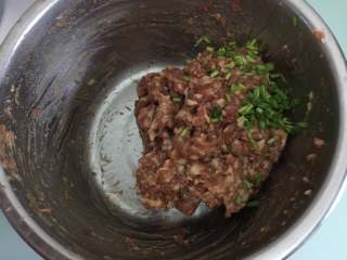 6、蟹粉鲜肉月饼,加入适量葱花拌匀