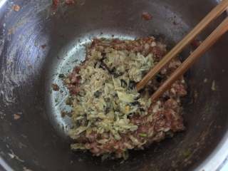 7、蟹粉鲜肉月饼,在调好的猪肉馅里加入适量自制的蟹粉