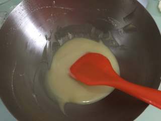 11、蟹粉鲜肉月饼,拌匀，这次的油酥比较稀，所以一定要放冰箱冷藏