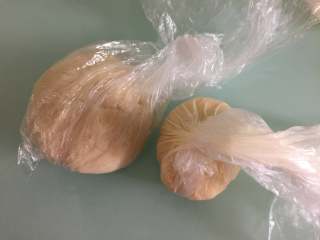 12、蟹粉鲜肉月饼,把水油皮面团和油酥面团都装入保鲜袋放入冰箱冷藏松驰半小时