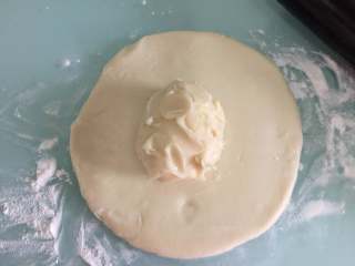 13、蟹粉鲜肉月饼,取出水油皮面团擀开，中间放入油酥面团，包起来