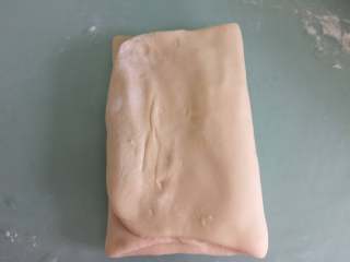 14、蟹粉鲜肉月饼,再擀成长方形，折3折