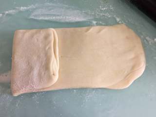 15、蟹粉鲜肉月饼,再擀成长方形，再折4折，松弛一会