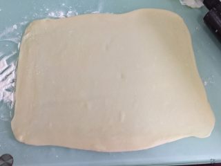 16、蟹粉鲜肉月饼,最后擀成大的长方形