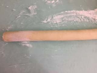 17、蟹粉鲜肉月饼,表面喷点水后慢慢卷起来