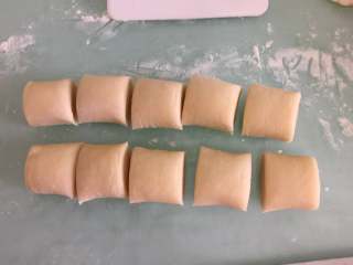 18、蟹粉鲜肉月饼,再平均分成10等分，松弛一会