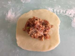 19、蟹粉鲜肉月饼,取一个剂子擀成圆片，放入适量蟹粉鲜肉馅