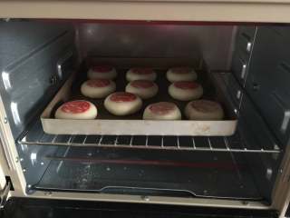 22、蟹粉鲜肉月饼,放入预热好的烤箱200度烤25分钟