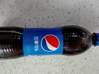 3、可乐鸡翅,准备百事可乐一瓶哟，一瓶600毫升。