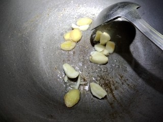 4、可乐鸡翅,锅内放入少许色拉油，将大蒜子和生姜放入爆香。