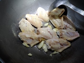 5、可乐鸡翅,放入鸡翅，煎两面微黄。即可。