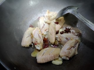 6、可乐鸡翅,放入一大勺黄酒。加入两个八角，干辣椒壳。炒下。