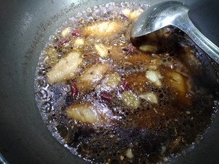 7、可乐鸡翅,再放入600毫升可乐，适量盐，鸡精，白胡椒粉，老抽。大火烧开转中小火，盖上盖子，炖25分钟。中途可以看下，以免烧焦。最后汤汁差不多时候，大火收汁就可以了。