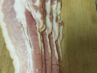 2、培根卷金针菇,培根从中间切两半