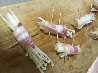 3、培根卷金针菇,取适量金针菇卷入培根用牙签叉住