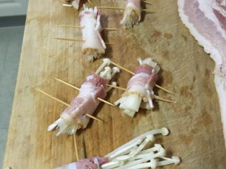 4、培根卷金针菇,依次做好