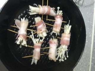 5、培根卷金针菇,放入烧热的铸铁锅，无需放油