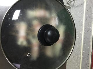 6、培根卷金针菇,喜欢吃软和的可以盖锅盖煎一两分钟