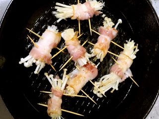 7、培根卷金针菇,煎制两面金黄就可以了