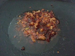 5、麻婆豆腐,勺一匙郫县豆瓣酱炒开