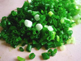 2、家乡美食+汤煮元宵,香葱洗净切小
