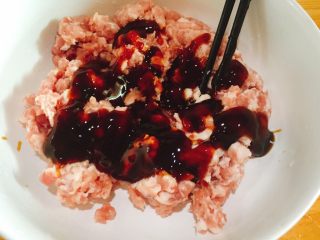 3、家乡美食+汤煮元宵,肉末里加入蚝油