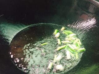 12、家乡美食+汤煮元宵,起油锅放入葱白段爆香