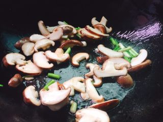 13、家乡美食+汤煮元宵,加入香菇煸出香味