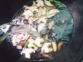 14、家乡美食+汤煮元宵,注入清水，盐