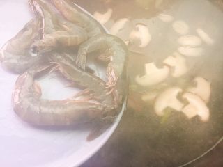 15、家乡美食+汤煮元宵,水开后加入虾