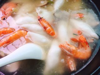 17、家乡美食+汤煮元宵,用圆头勺子轻轻动一下元宵以防粘锅