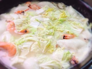 18、家乡美食+汤煮元宵,加入白菜，煮至元宵全部浮起就可以了