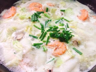 19、家乡美食+汤煮元宵,最后加入葱花，鸡精进行调味