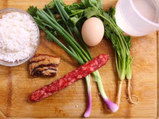 1、腊味煲仔饭,食材