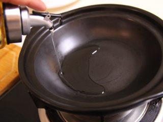 2、腊味煲仔饭,砂锅一定要烧热