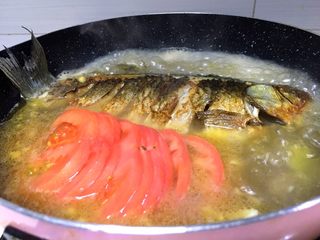 9、一锅俩用，清汤鲫鱼，辣汤重庆火锅,将切好的西红柿放入锅中