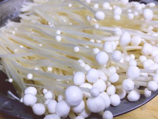 15、一锅俩用，清汤鲫鱼，辣汤重庆火锅,将金针菇洗净后切尾部，用手撕开放碗里