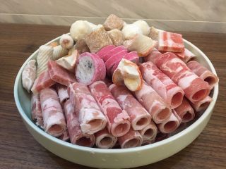21、一锅俩用，清汤鲫鱼，辣汤重庆火锅,将火锅配料，羊肉卷，丸子类装盘