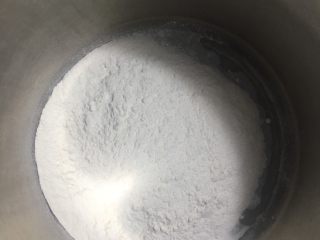 1、梅干菜煎饼,先称量好所用面粉
