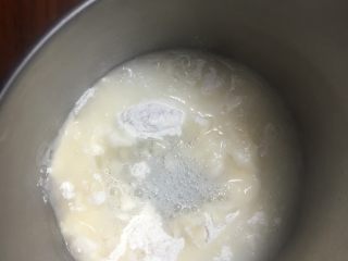 2、梅干菜煎饼,先取其中的80克面粉加热水