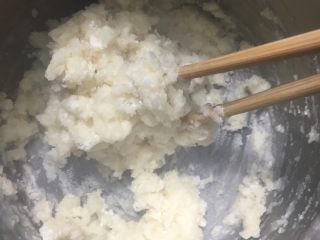 3、梅干菜煎饼,粗略地先搅匀