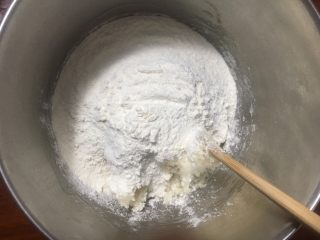 4、梅干菜煎饼,随后加入剩余的面粉