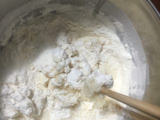 6、梅干菜煎饼,一点点搅拌直到看不见干粉