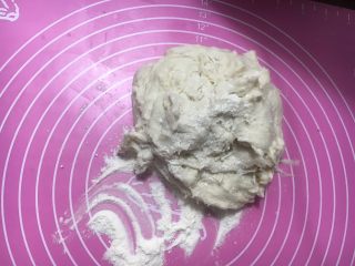 7、梅干菜煎饼,移出面团在案板上，案上撒干粉