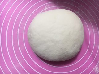 8、梅干菜煎饼,手上沾干粉揉面，直到不沾手为止，成光滑的面团，盖保鲜膜静置半小时