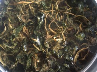 9、梅干菜煎饼,梅干菜事先浸泡清洗干净