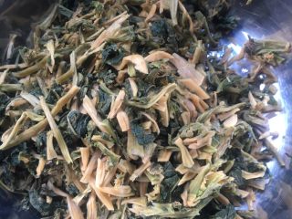 10、梅干菜煎饼,切成小段