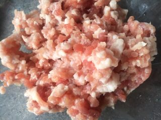 11、梅干菜煎饼,猪肉剁成肉糜