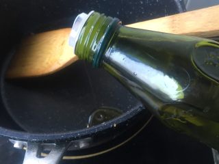 13、梅干菜煎饼,锅里倒少许油